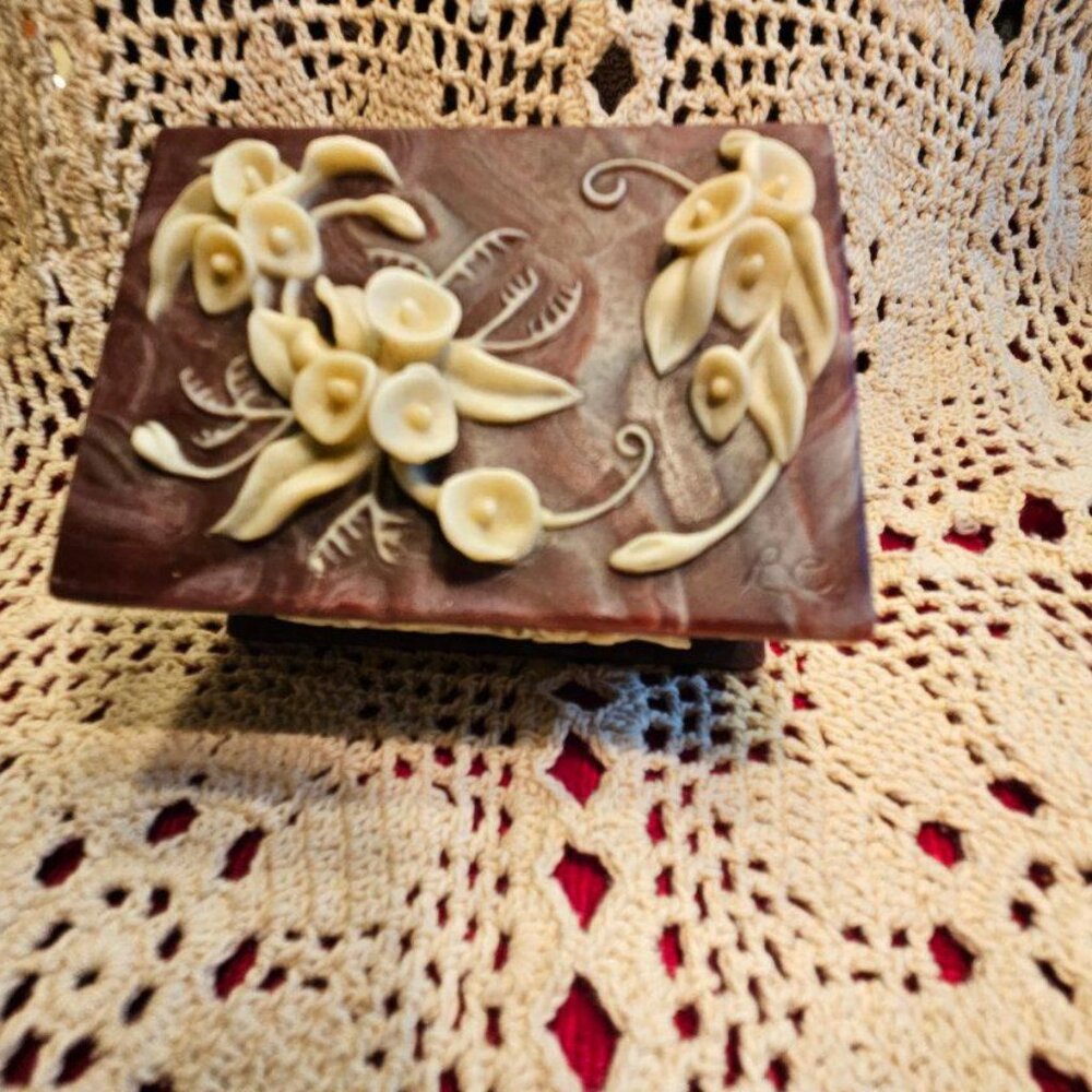 Vintage Incolay trinket box